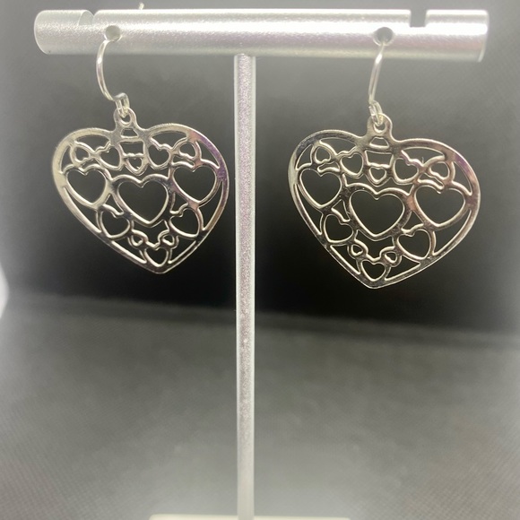 🔴 Silver tone Heart Filigree Hook Earrings - Picture 2 of 4